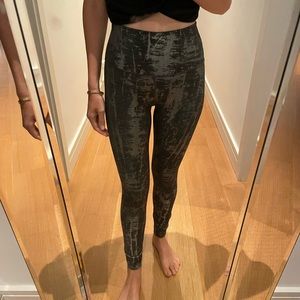 Lululemon High Waisted Wunder Under Leggings, Size 4